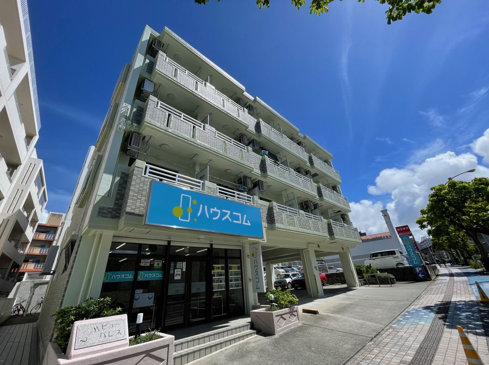 ハウスコム 小禄店の外観写真